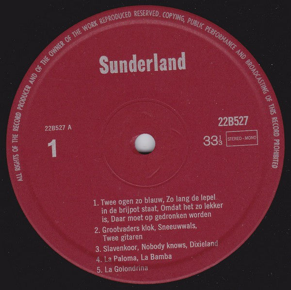 Three Captains - Accordeonpotpourri Internationaal (LP) Vinyl LP Vinyl Very Good (VG) <br> Hoes Good Plus (G+)