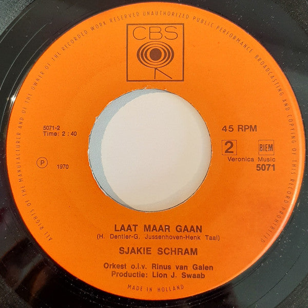 Sjakie Schram - De Kommune Die Is In Vinyl Singles Vinyl Very Good (VG) <br> Hoes Good Plus (G+)