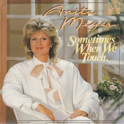 Anita Meyer - Sometimes When We Touch Vinyl Singles Vinyl Zeer Goed / Hoesje Goed "VINYLSINGLES.NL"
