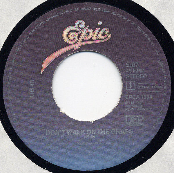 UB 40 - Dont't Walk On The Grass 15495 31121 Vinyl Singles VINYLSINGLES.NL