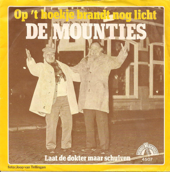 Mounties - Op 't Hoekje Brandt Nog Licht Vinyl Singles VINYLSINGLES.NL